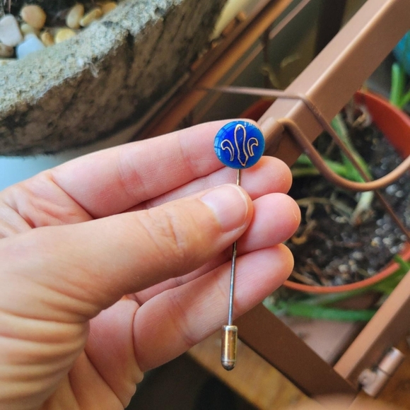 Vintage Fleur de Lis Navy Enamel Stick Pin Brooch - Picture 2 of 8